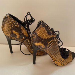 ✨ZARA Black and Yellow snake skin print  Heels size 6
